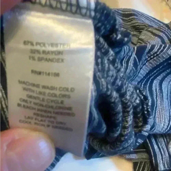 Blue & white blouse by Retrology. Size large - Picture 6 of 6